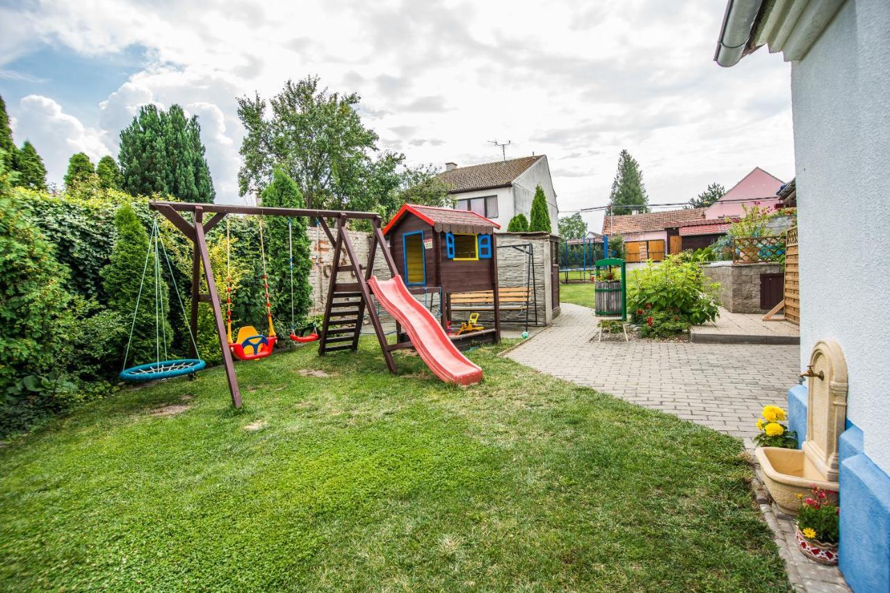 Malovany Dvorecek Dolní Dunajovice Buitenkant foto